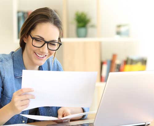 Dental Assistant Student Looking at Outline Online Dental Assistant Course